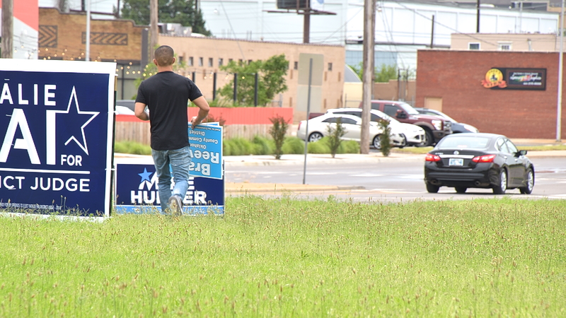 Man pulling up Brad Reeves for Oklahoma County Commissioner signs -3- 2018-6-12 BRETTDICKERSON/OKCFreePress