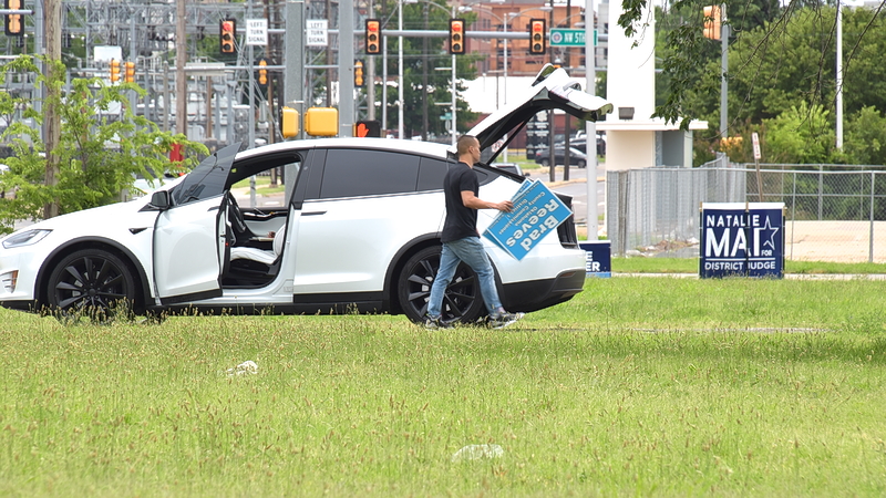 Man pulling up Brad Reeves for Oklahoma County Commissioner signs -5- 2018-6-12 BRETTDICKERSON/OKCFreePress
