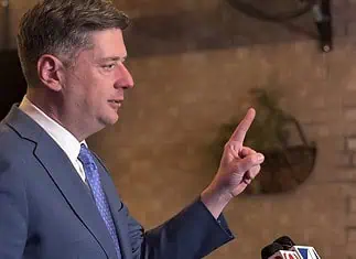 Holt secures third term as Mayor in landslide victory